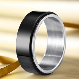 Détail d'une bague rotative en acier titane noir de 8 mm avec placage sous vide