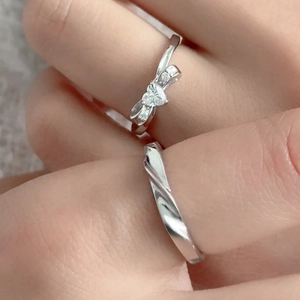 S925 Silber Paar Ringe mit Schleife Herzstein und gedrehtem minimalistischem Band