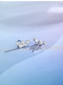 Nahaufnahme von S925 Sterlingsilber Ohrsteckern mit Zirkonia-Clustern in Kronenform