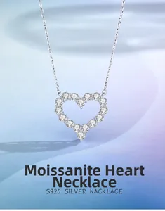 Vue détaillée du collier coeur en argent S925 avec pavé de moissanite
