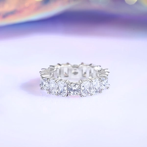 Eternity ring with alternating round and baguette cubic zirconia in S925 silver finish