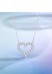 Détail du collier avec pendentif cœur ajouré serti de moissanite sur chaîne fine
