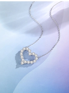 Vue détaillée du pendentif cœur en argent serti de zircons scintillants et chaîne fine