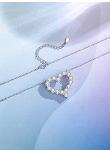 Vue macro du collier cœur en argent S925 avec moissanite brillante et chaîne à maillons O