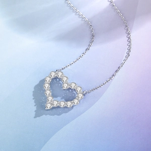 Élégant collier cœur évidé en argent S925 avec brillants diamants de moissanite pour femme