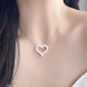 Élégant collier pendentif coeur en argent S925 avec pierres de moissanite scintillantes