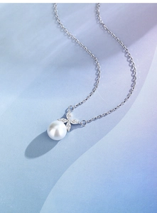 Detailed close-up of a 925 silver necklace featuring a large pearl and clover pendant