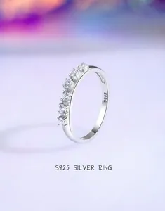 Vista macro del anillo de plata S925 con siete circonitas cúbicas engastadas en garras