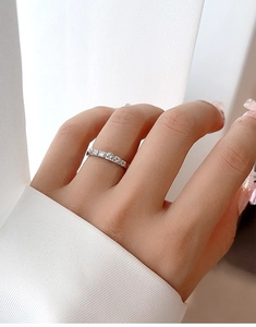 Primer plano del anillo de plata de ley S925 con siete diamantes en el dedo