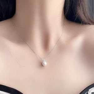 Elegant 925 silver necklace with a natural freshwater pearl and zircon bow pendant