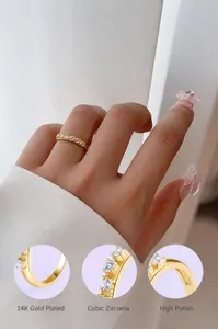 Detalle de anillo de plata 925 pulida con circonitas cúbicas para pieles sensibles