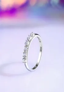 Primer plano detallado del sello de plata de ley S925 en la banda interior del anillo
