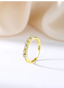 Detalle del sello S925 en anillo de plata chapada en oro de 18K con seis circonitas