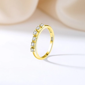 Anillo de plata S925 con baño de oro 18K y seis circonitas brillantes asimétricas