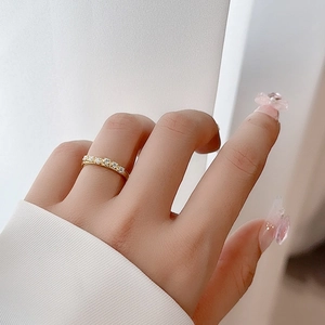 Elegante anillo de plata S925 bañado en oro 18K con cinco circonitas blancas en garra