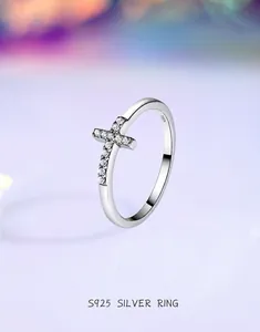 Nahaufnahme des S925 Sterlingsilber Kreuzrings mit funkelndem Pavé Diamantbesatz
