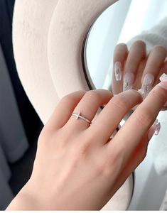 Nahaufnahme eines 925er Sterling Silber Kreuzrings mit Zirkonia an einer Modellhand