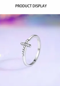 Makro-Detail des Kreuzrings aus 925er Sterlingsilber mit funkelnden runden Zirkoniasteinen