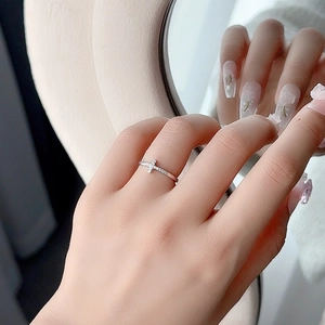 Minimalistischer Ring aus 925er Sterlingsilber mit Kreuz und Diamanten am Finger getragen