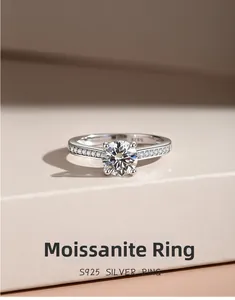 Makro-Detail des S925 Sterlingsilber-Moissanit-Rings mit vier Zacken und Akzentsteinen
