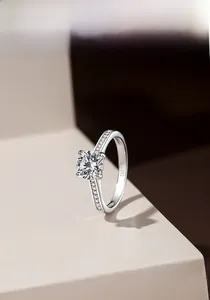 Nahaufnahme des S925 Sterlingsilberrings mit vier Zacken und großem Moissanit-Stein
