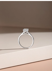Nahaufnahme von Moissanit-Ring mit Vier-Klauen-Fassung und Pave-Besatz auf Silber