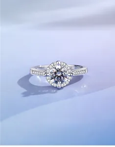 Dettaglio anello a corona in argento S925 con moissanite halo e piccoli diamanti