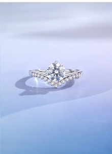 Close-up of 925 silver crown ring with V-shaped pavé band and round moissanite