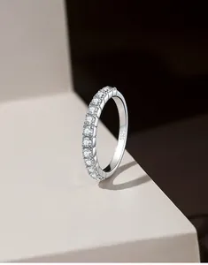 Dettaglio dell'anello eternity in argento S925 con 13 zirconi incastonati a griffe