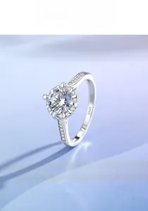 Vista dettagliata dell'anello a corona in argento S925 con moissanite brillante e pietre laterali