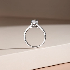 Eleganter S925 Sterlingsilber-Moissanit-Ring mit Vier-Klauen-Fassung und Akzentsteinen