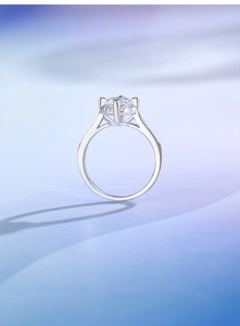 Dettaglio dell'anello in moissanite a quattro griffe con halo e pietre laterali