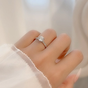 Eleganter S925 Sterlingsilber 4-Klauen-Moissanit-Ring an der Hand einer Frau