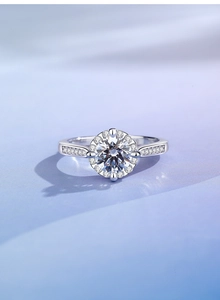 Dettaglio dell'anello a corona in argento S925 con moissanite halo e fascia micro-pavé