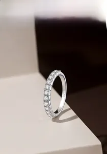 Dettaglio macro della fede in argento S925 con la fila di diamanti pavé brillanti
