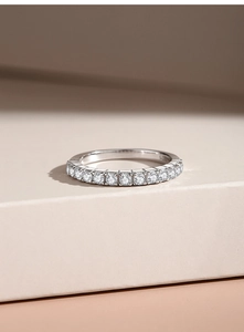 Vista macro dell'anello in argento sterling S925 con una fila di zirconi scintillanti