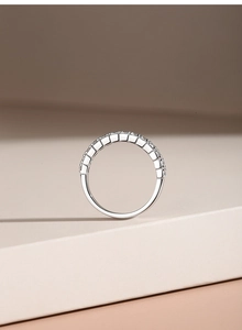 Vista dettagliata dell'anello a mezza eternità in argento 925 con cristalli pavé 2mm