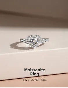 Dettaglio anello in argento S925 con moissanite da 0,5ct in una montatura a cuore
