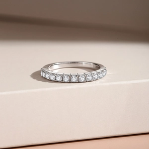 Elegante anello a fascia impilabile in argento sterling S925 con 13 piccoli diamanti pavé