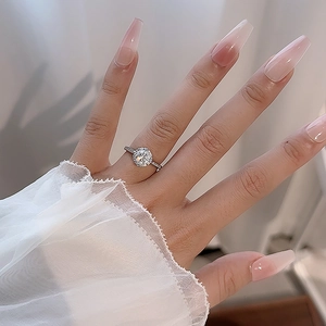 Anello a corona in argento S925 con brillante moissanite da un carato indossato sulla mano