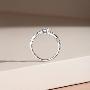 Minimalist S925 sterling silver ring with large round diamond and leaf claw setting