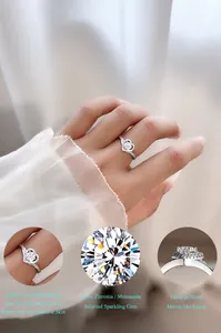 Dettaglio dell'anello in moissanite a forma di cuore con placcatura multistrato e argento 925