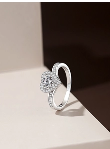 Dettaglio dell'anello in argento 925 con marchio S925 e pietra di moissanite a forma di cuore