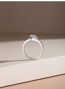 Dettaglio anello halo in moissanite da 0,5ct con pietre laterali su supporto bianco