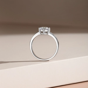 Classic six-prong 1 carat moissanite ring in S925 sterling silver with V-shaped diamond band