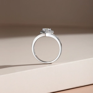 Elegante anello halo in moissanite da 0,5 ct in argento 925 con pavé di diamanti laterali