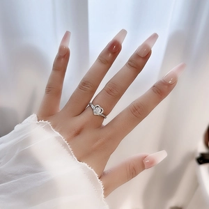 Elegante anello in argento 925 con moissanite a forma di cuore e accenti luminosi