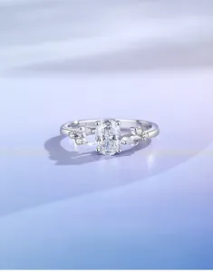 Macro di anello in argento S925 con zircone ovale e incastonatura di foglie elegante