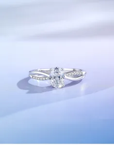 Detail eines S925 Silberrings mit ovalem Zirkon und elegantem, gedrehtem Banddesign