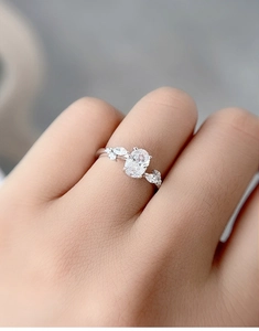 Macro di anello in argento S925 con gemma ovale indossato su una mano femminile